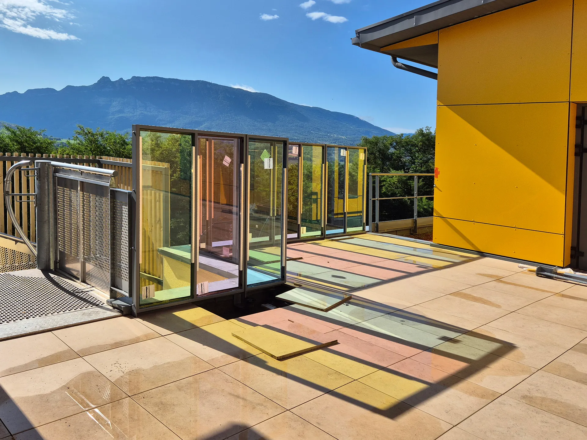Terrasse et garde corps coloré